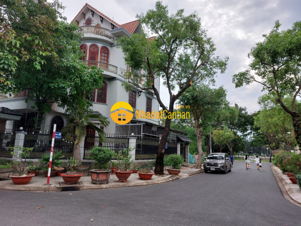 Bán biệt thự hướng đông, góc 2 mặt tiền, dt 13x18m, 3 lầu, kdc ven sông tân phong đối diện đh rmit