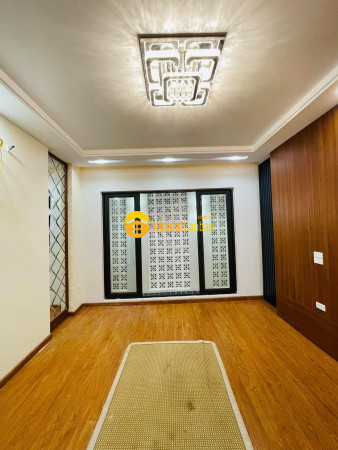 Tôi cần bán nhà ngõ văn chương, giá 10 tỷ, hơn 25m2x3t, kd, ô tô đỗ